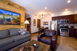 Minutes to Rocky Mountain National Park Two Bedroom Riverside condo. 3-minute walk to downtown shops & restaurants!