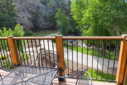 Riverside condo adjacent to Estes Park's riverwalk. 3-minute walk to downtown!