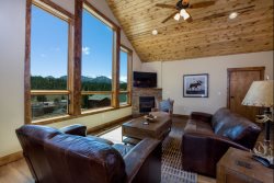 Townhome w/ spectacular view of Continental Divide. 5-minute walk to Estes Park's downtown area. 