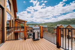 Townhome w/ amazing view.  5-minute walk to downtown Estes Park! . 5-minute walk to downtown Estes Park. 