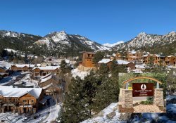 Cliffside condo w/ mountain view. 5-minute walk to downtown Estes restaurants & shopping. 