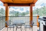 King suite with Rocky Mountain views, deck, & grill. 5-minute walk to Estes Park shopping & dining.