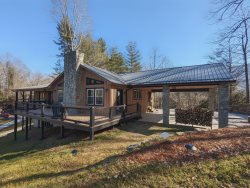 Pinewood Lodge, NEW Home, One Level Living at it's Best, 2 Gas Log Fireplaces