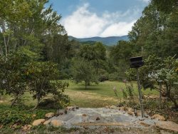 Greystone in the Glen-Charming Historic Cottage with Great Balsam Mountain Views, Game Room & Firepit