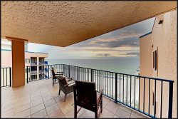 Four Seasons 901W- Cheerful & Bright 2Bedroom/2.5Baths Beach Front Condo!