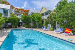 Truman Oasis  2 BDR/2BA Townhouse with shared pool