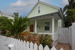 Dolce Paradiso:  2 bed/1 bath home walking distance to Duval
