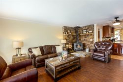 Broken Bow Getaway Pet friendly with great outdoor space! Walk to 10 Barrel East!