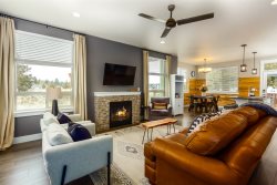 Bear Creek Getaway overlooks Pilot Butte, the Cascades, great location for family, walkable to multiple Restaurants!
