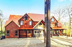 Grand Estate HIGH LUXE 7400 sq ft cabin/EVENTS ALLOWED sleeps 29!/2 Hot Tubs/Outdoor Playset/Pinball Machine/Pool and Shuffleboard Table/Video Arcade