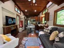 Snuggle Up Cabin-Swimming Pool & Clubhouse on 36-acre luxury resort!