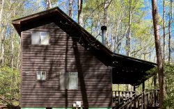 Honey Bear Haven- Looking for a cozy cabin nestled in the woods on a creek?