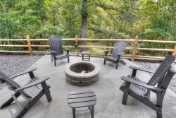 Beautiful Premier Cottage-3 bedroom with new hot tub and fire pit located just a short drive to downtown Helen.