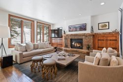 Slopeside 206, SKI IN/SKI OUT, 3 Bedroom + Den/3 Bath, Spectacular Views! Pool & Hot Tub!