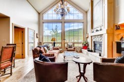 Oxford Court 403, 4 Bedroom/4 Bath, SKI IN/SKI OUT, Views! Pool & Hot Tub!