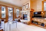 Villa Montane 115, 2 Bedroom/2 Bath, SKI IN/SKI OUT, Complimentary Continental Breakfast! Private Hot Tub! Pool & Hot Tub!