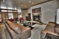 Lion Square E 117, 2Bedroom/2 Bath Condo, SKI IN/SKI OUT! Views! Pool & Hot Tubs!