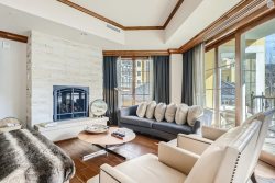 Ritz Carlton Vail, 4 Bedroom/5 Bath, VIEWS! Walk to Ski in/Ski Out, Pool & Hot Tubs!