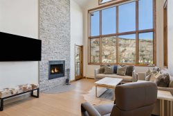 Highlands Lodge 407, 3 Bedroom/3 Bath, SKI IN/SKI OUT! Views! Pool & Hot Tubs!