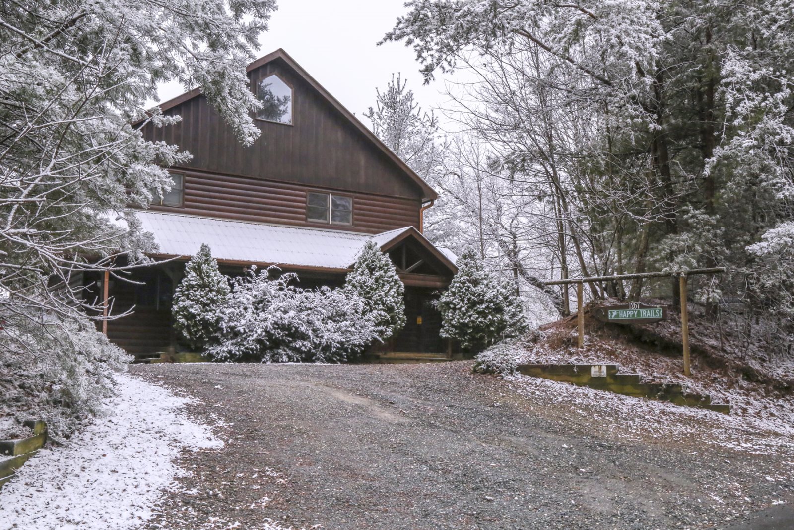 HAPPY TRAILS Luxury Cabin Rental Above The Rest