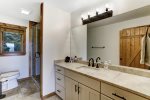 MAIN LVL KING BATHROOM w/GRANITE TOP VANITY