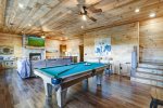 ENTERTAINMENT ROOM w/REGULATION SIZE POOL TABLE