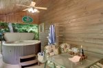 BRAND NEW HOT TUB & DECK DINING FOR 4