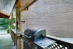 4-BURNER GAS GRILL w/SIDE SEAR BURNER - propane supplied