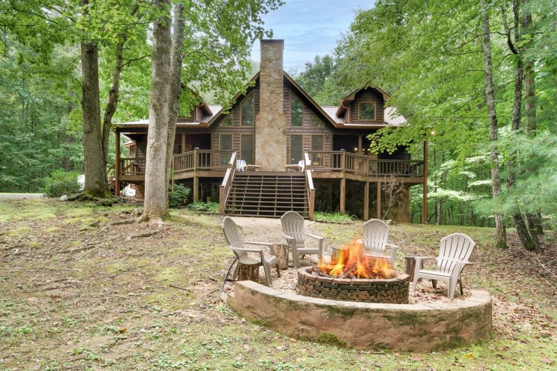 Noble Crest  Peaceful Luxury & Family Fun, Game Haven, Large Backyard, Screened Deck, New Spa & Starry Night Views