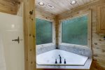 MASTER KING ENSUITE BATHRM JETTED GARDEN TUB