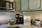 DUAL-FUNCTION COFFEE MAKER ACCEPTS FILTER OR K-CUP POD