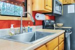UNDERMOUNT SINK w/GOOSENECK FAUCET