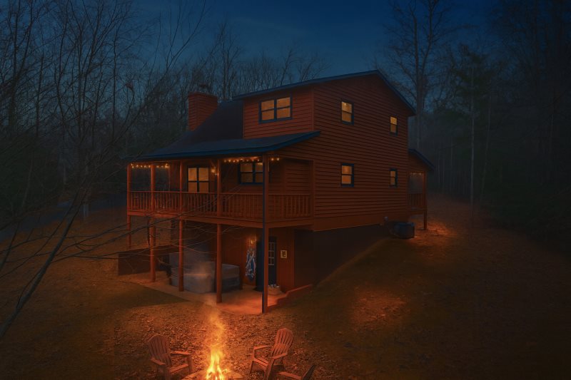 Starlight Majesty- Calming Getaway, Luxe Lodge, Starry Nights, New Hot Tub, Arcades, Large Yard, Decks & Firepit