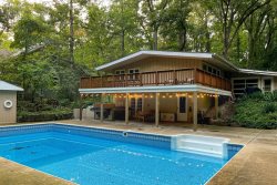 Gorgeous Secluded Pool, Walk to Beach, Game Room