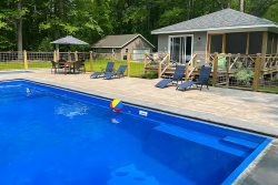 Union Pier Pool House - fire pit, huge yard, beach nearby!