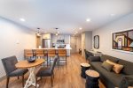 Renovated 2023 Luxury Studio Ski-In/Ski-Out Condo with Parking in Village