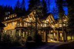 Nestled between Cedar Treehouse and Ponderosa Treehouse at Snow Bear Chalets, Tamarack Treehouse is the perfect setting for your Whitefish adventure