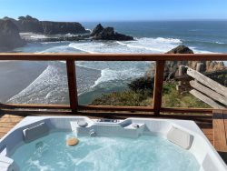 EBBTIDE - Ocean waves and huge rocky outcroppings, and a hot tub perched right at the edge