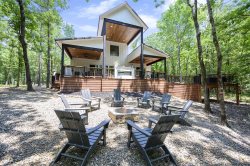 Taylor Made- Modern Farmhouse, seasonal creek, loft + oversized outdoor living space!
