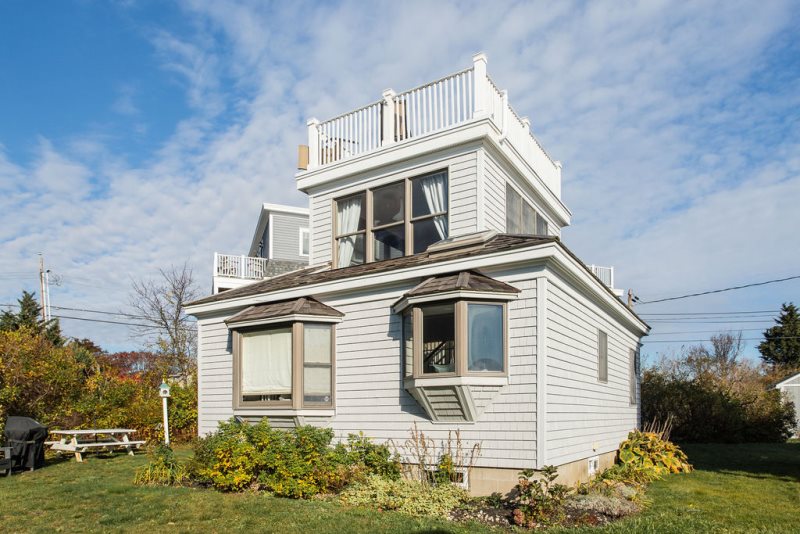 Quaint Cottage at the Nubble with 3rd Story Deck with AMAZING views!! Sleeps 6!