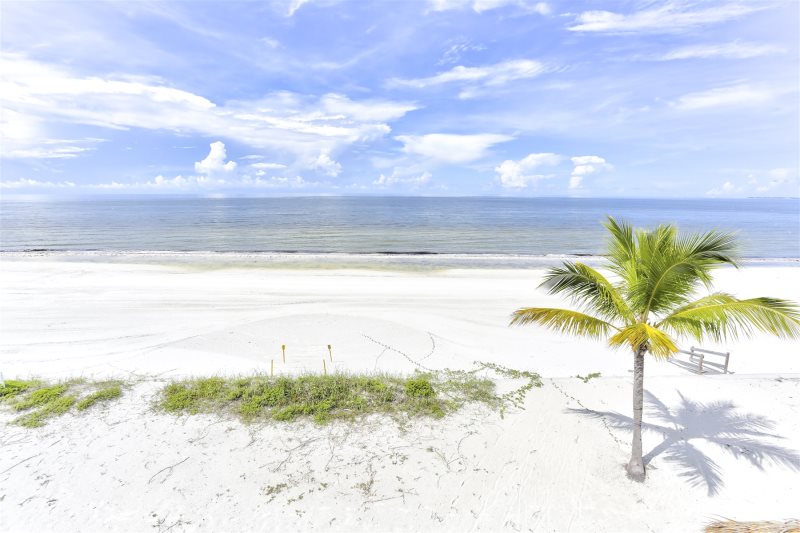 Beach Retreat S Fort Myers Vacation Al Beachfront Direct Beachfront Vacation Home Overlooking Fort Myers Beach From Decks On 2 Levels With Shared Pool